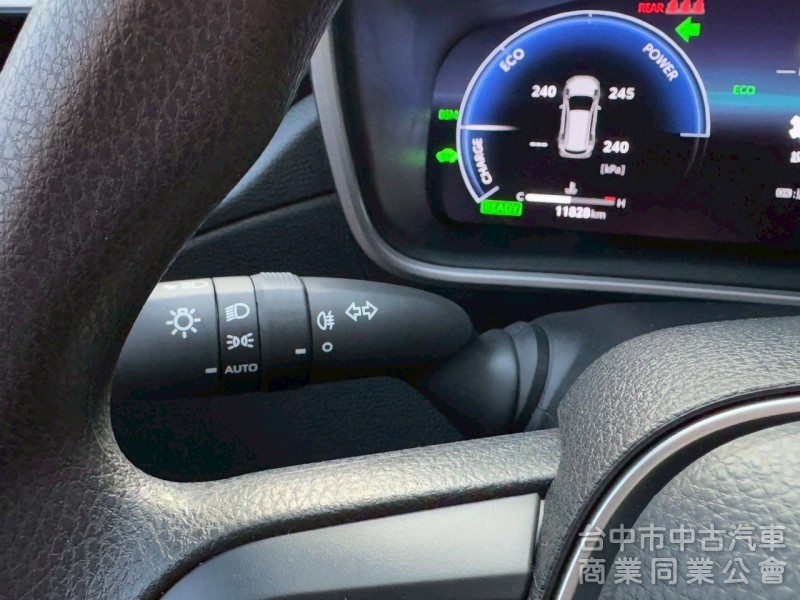 2025 Cross 油電 尊爵 跑一萬