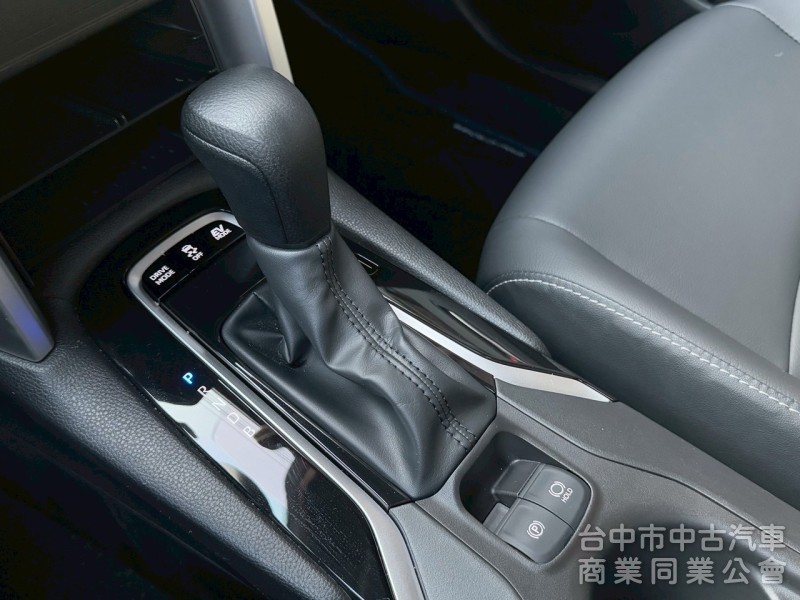 2025 Cross 油電 尊爵 跑一萬