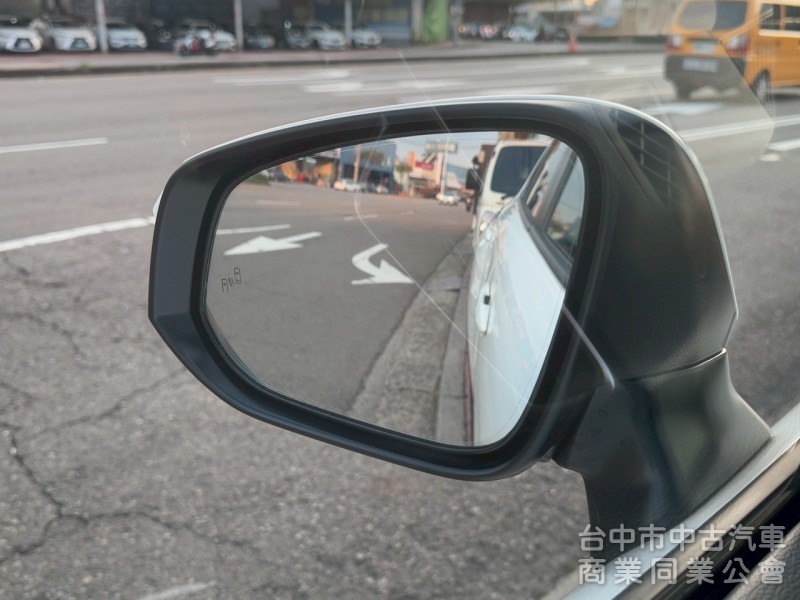 2025 Cross 油電 尊爵 跑一萬
