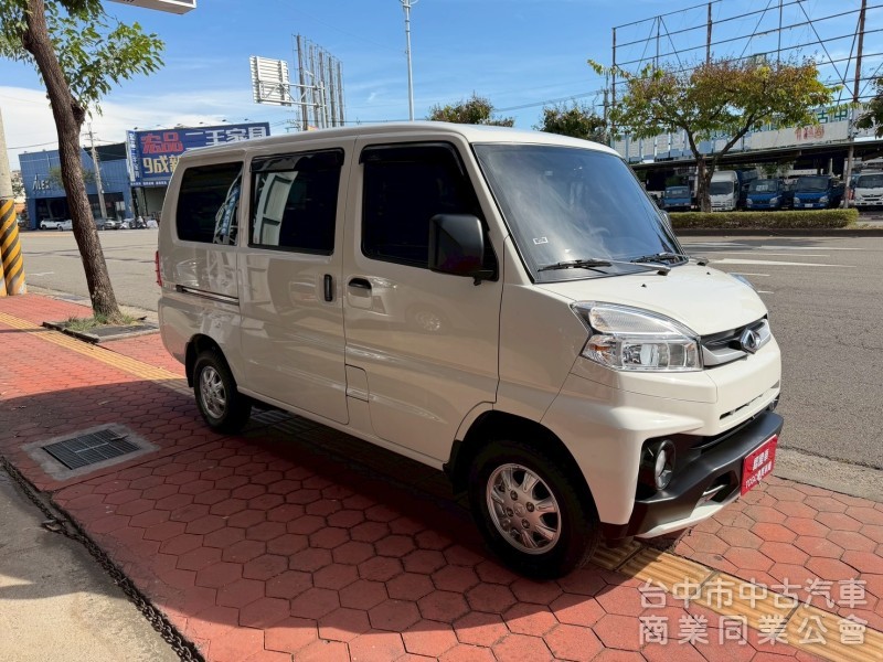 2023 A180自排 八人座 跑兩萬公里