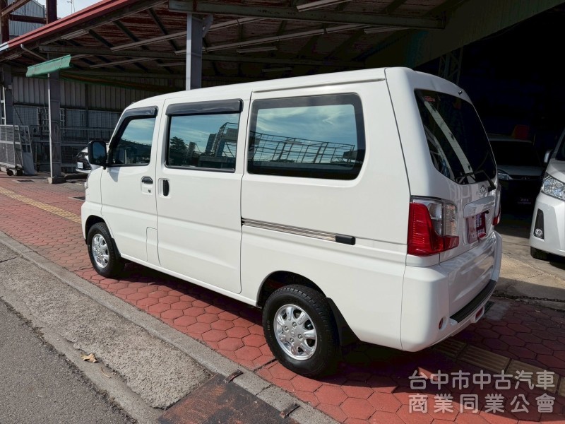 2023 A180自排 八人座 跑兩萬公里