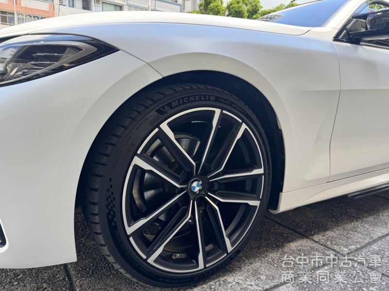正22年出廠420I COUPE⭕全車消光白貼膜⭕小改款尾燈⭕原鈑件✅黃金眼大燈✅水晶排檔桿✅5AU輔助✅外觀空力套件✅