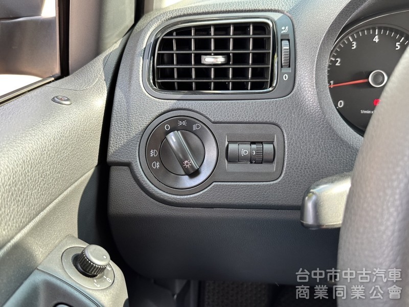 正2014/2出廠4月掛牌 灰配黑Volkswagen  Polo 1.6  已認證 正一手 無菸車 車庫車 里程準 原
