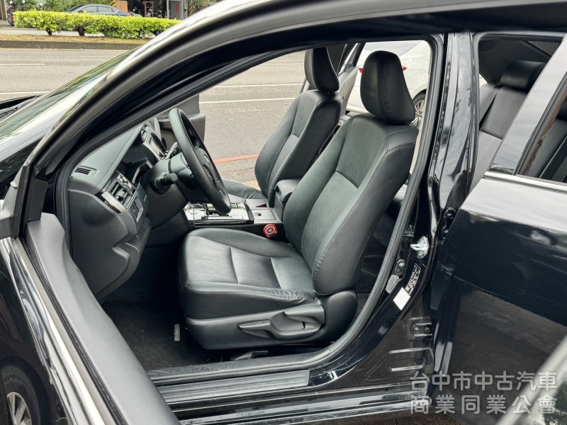 正2019/3月出廠4月掛牌 Toyota Camry 2.0 黑黑配 一手 原鈑件 低里程原廠保養 無菸車 車庫車 