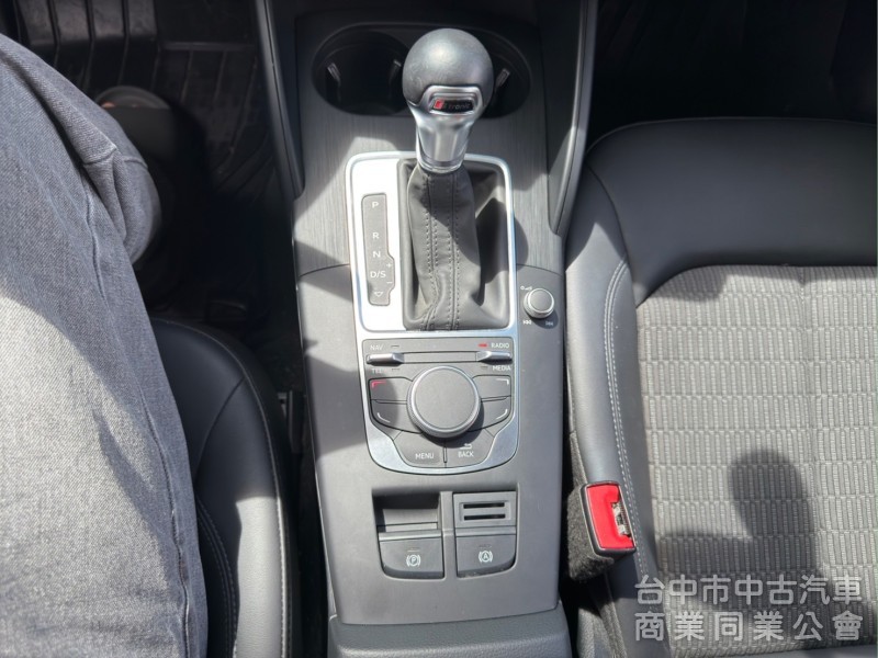 小改款 Audi A3 Sportback 30TFSI 金屬藍搭皮質與布織布黑內裝 正一手 原鈑件 低里程 無菸車 