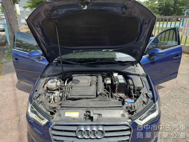 小改款 Audi A3 Sportback 30TFSI 金屬藍搭皮質與布織布黑內裝 正一手 原鈑件 低里程 無菸車 