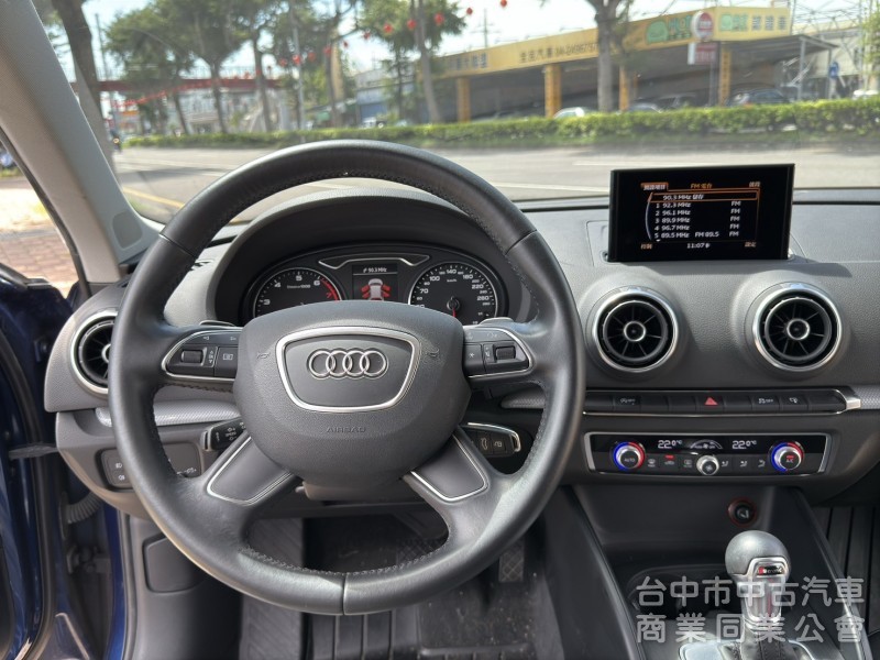 小改款 Audi A3 Sportback 30TFSI 金屬藍搭皮質與布織布黑內裝 正一手 原鈑件 低里程 無菸車 