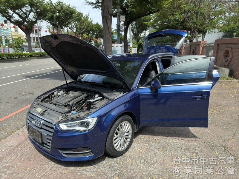 小改款 Audi A3 Sportback 30TFSI 金屬藍搭皮質與布織布黑內裝 正一手 原鈑件 低里程 無菸車 