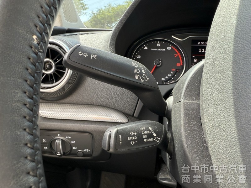 小改款 Audi A3 Sportback 30TFSI 金屬藍搭皮質與布織布黑內裝 正一手 原鈑件 低里程 無菸車 