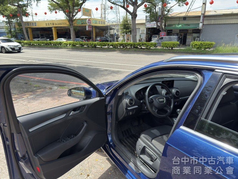 小改款 Audi A3 Sportback 30TFSI 金屬藍搭皮質與布織布黑內裝 正一手 原鈑件 低里程 無菸車 