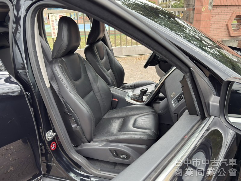 正2013/6月出廠8月掛牌 VOLVO XC60 T5 豪華版 正ㄧ手 原鈑件 資料完整無缺 車庫車 無菸車 內裝美 