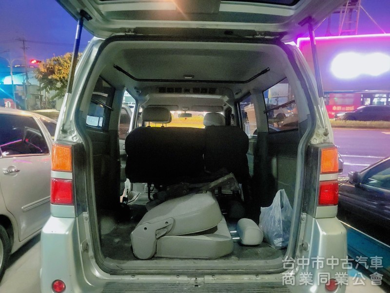 2009年12月 凌利 1.2CC 八人座 ，里程18萬，冷氣整理好，可貸款