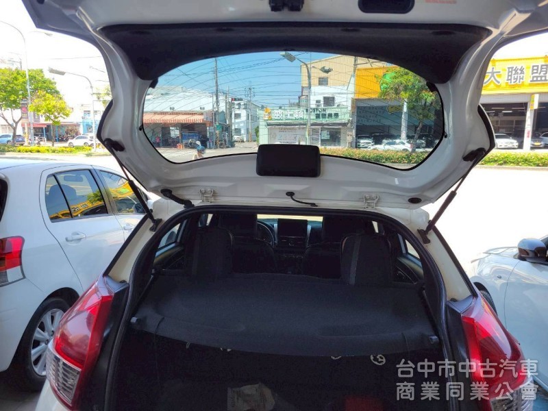 2015 年 豐田 Yaris 皮椅， 原鈑件，安卓機，倒車顯影，實車實價。