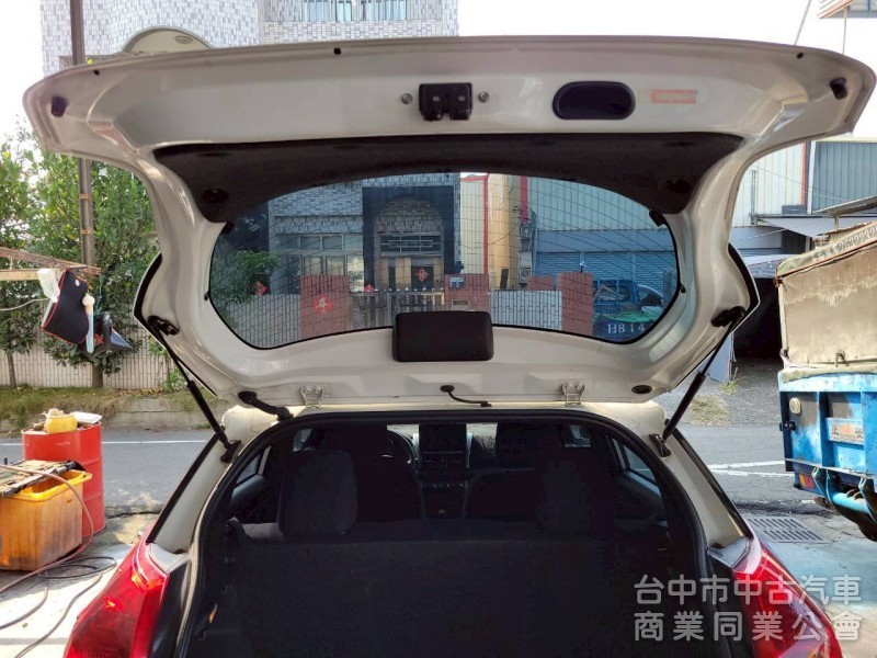2015 年 豐田 Yaris 皮椅， 原鈑件，安卓機，倒車顯影，實車實價。