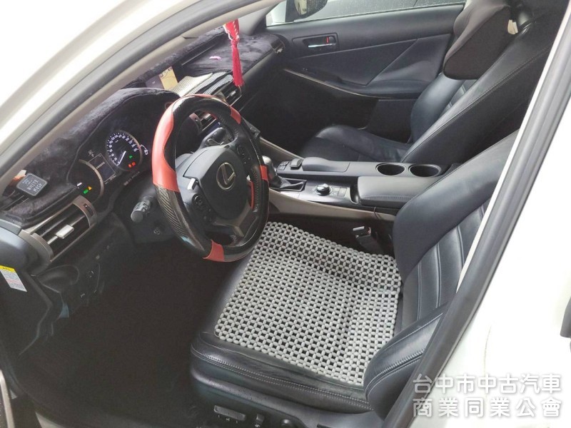 2013 年 IS300H 頂級NAVI版 里程16萬，天窗，雙電動椅，雙區恆溫， 定速，大電池更換過，原鈑件，全額貸款