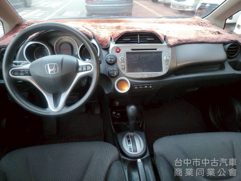 2014年 Fit 2.5代 恆溫，定速，快撥鍵，一手媽媽車，無抽煙，內裝飽滿，底盤安靜，車況超優。