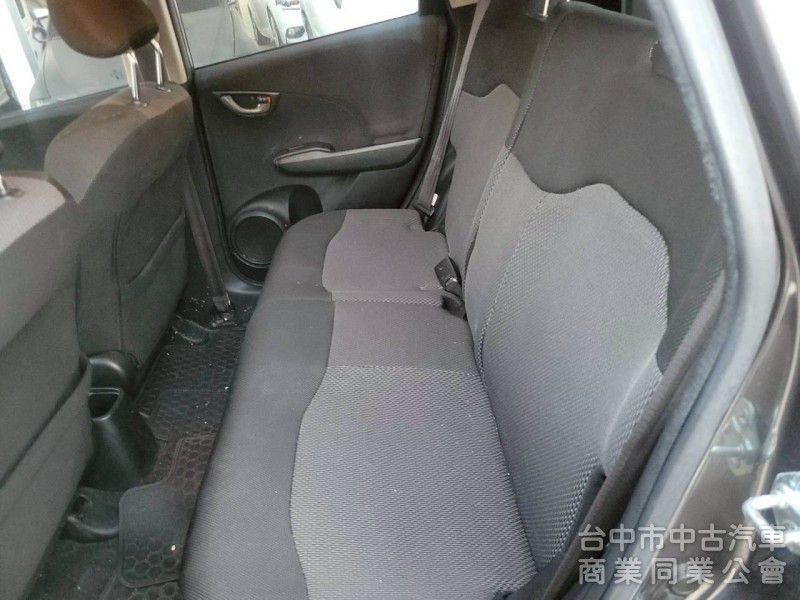 2014年 Fit 2.5代 恆溫，定速，快撥鍵，一手媽媽車，無抽煙，內裝飽滿，底盤安靜，車況超優。