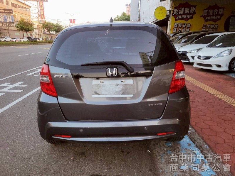 2014年 Fit 2.5代 恆溫，定速，快撥鍵，一手媽媽車，無抽煙，內裝飽滿，底盤安靜，車況超優。