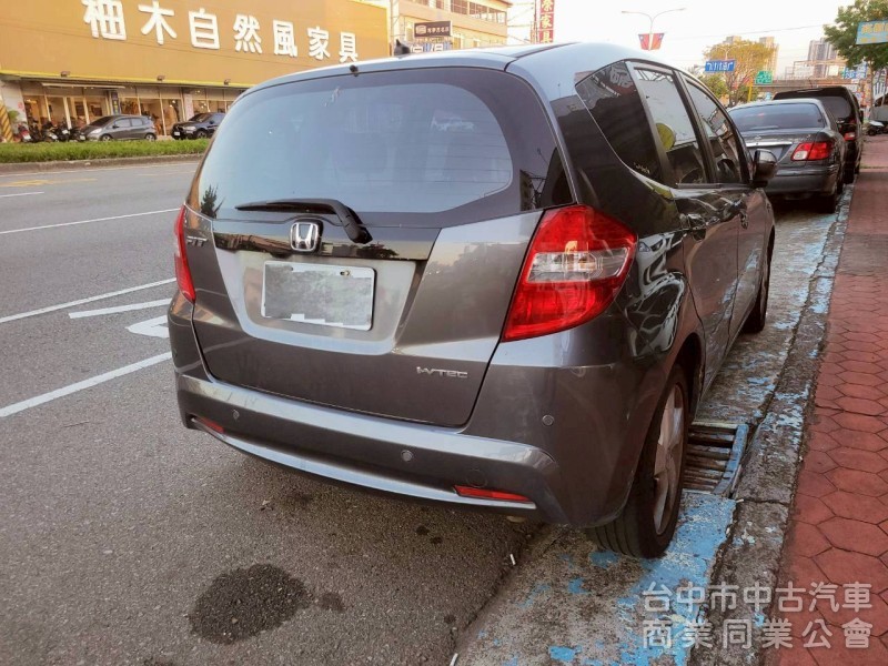 2014年 Fit 2.5代 恆溫，定速，快撥鍵，一手媽媽車，無抽煙，內裝飽滿，底盤安靜，車況超優。