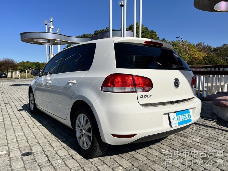 車壇極具代表性的鋼砲車款 為操控及安全而生 六代的外觀 讓Golf更具肌肉張力 平均油耗 14.5公里/公升原車況無待修