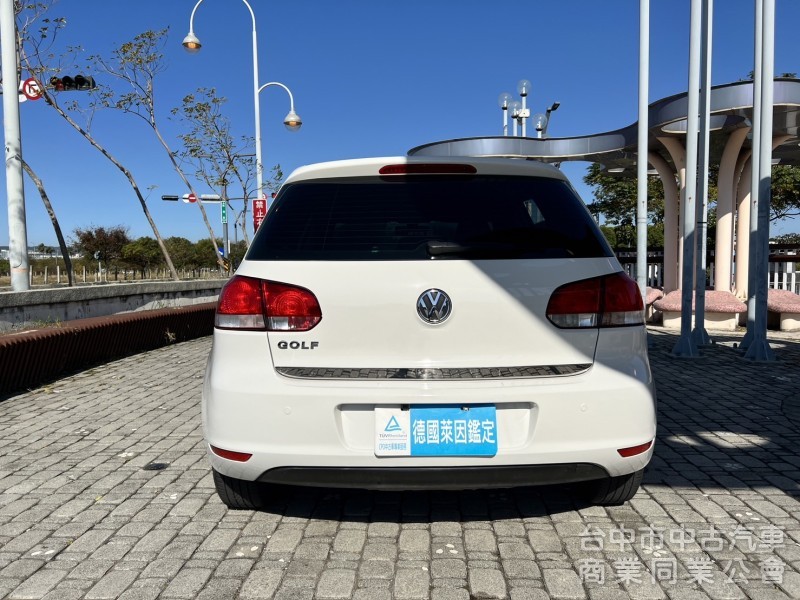 車壇極具代表性的鋼砲車款 為操控及安全而生 六代的外觀 讓Golf更具肌肉張力 平均油耗 14.5公里/公升原車況無待修