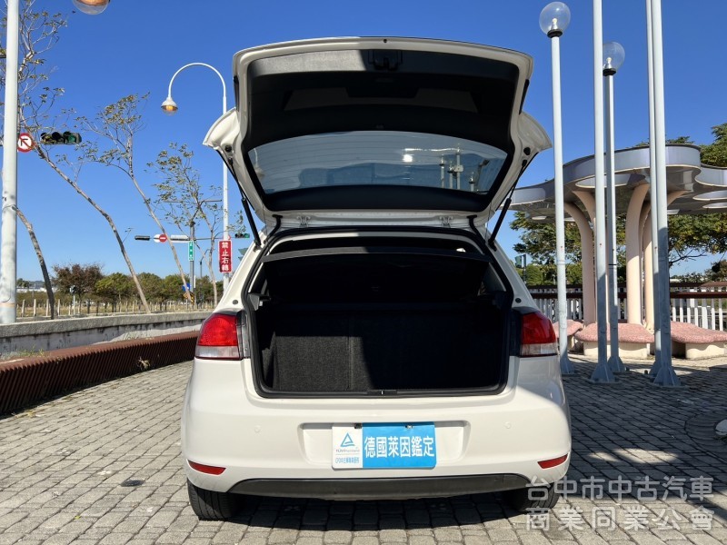 車壇極具代表性的鋼砲車款 為操控及安全而生 六代的外觀 讓Golf更具肌肉張力 平均油耗 14.5公里/公升原車況無待修
