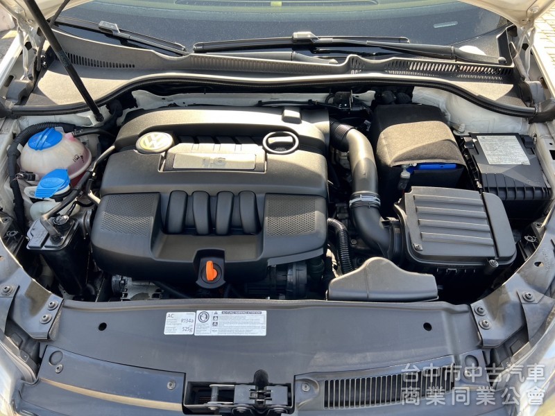 車壇極具代表性的鋼砲車款 為操控及安全而生 六代的外觀 讓Golf更具肌肉張力 平均油耗 14.5公里/公升原車況無待修