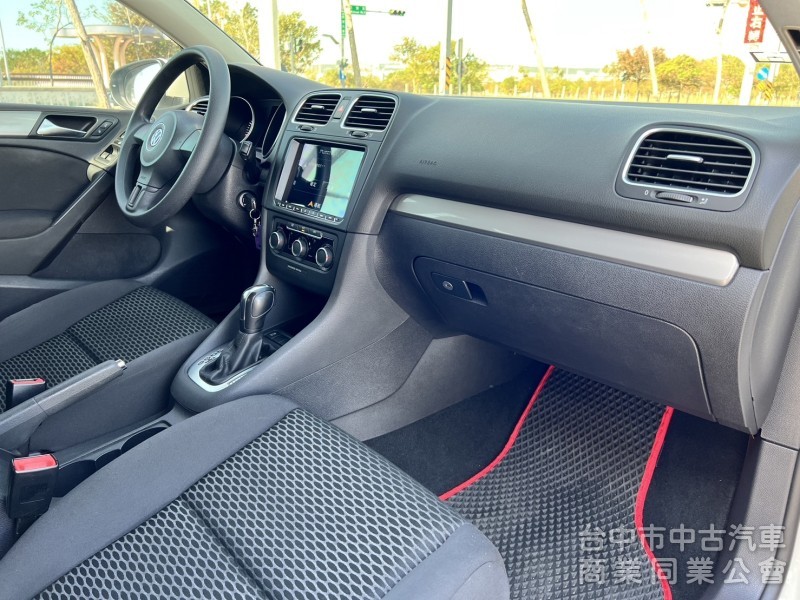 車壇極具代表性的鋼砲車款 為操控及安全而生 六代的外觀 讓Golf更具肌肉張力 平均油耗 14.5公里/公升原車況無待修