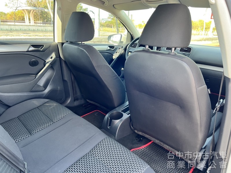 車壇極具代表性的鋼砲車款 為操控及安全而生 六代的外觀 讓Golf更具肌肉張力 平均油耗 14.5公里/公升原車況無待修