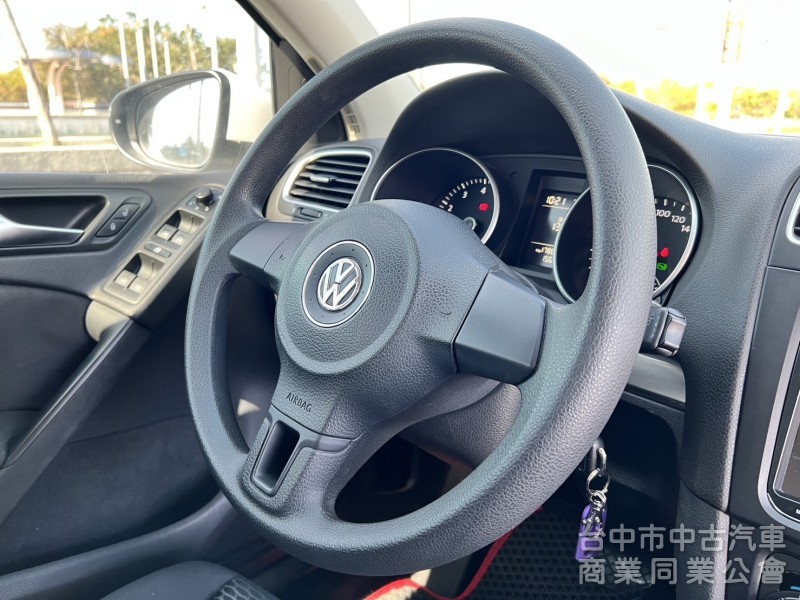 車壇極具代表性的鋼砲車款 為操控及安全而生 六代的外觀 讓Golf更具肌肉張力 平均油耗 14.5公里/公升原車況無待修