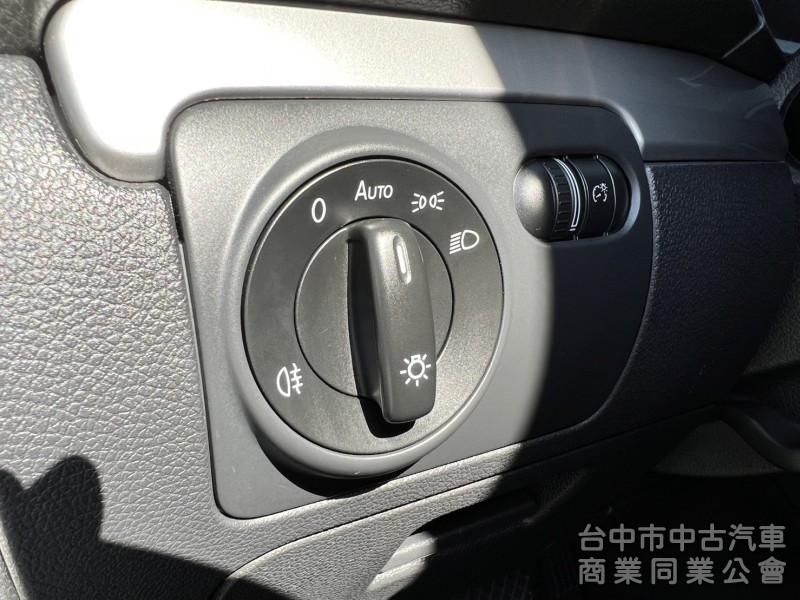車壇極具代表性的鋼砲車款 為操控及安全而生 六代的外觀 讓Golf更具肌肉張力 平均油耗 14.5公里/公升原車況無待修