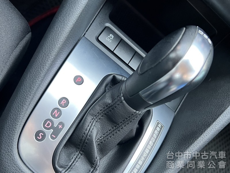 車壇極具代表性的鋼砲車款 為操控及安全而生 六代的外觀 讓Golf更具肌肉張力 平均油耗 14.5公里/公升原車況無待修