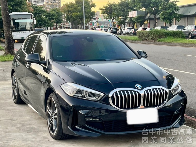 2021年 BMW  118i  1.5 跟車系統  