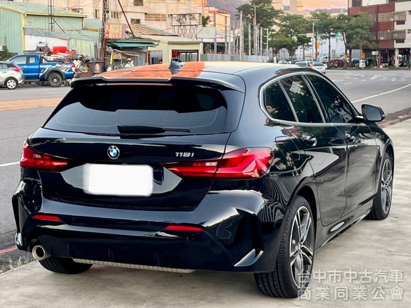 2021年 BMW  118i  1.5 跟車系統  