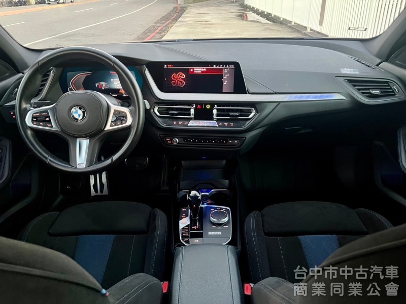 2021年 BMW  118i  1.5 跟車系統  