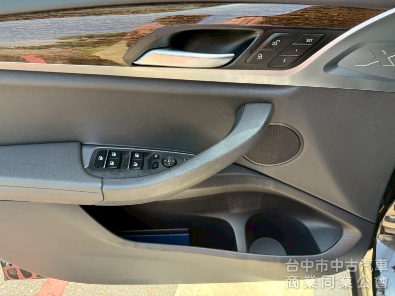 ikey 摸們  定速 全景天窗 電尾門 電動椅  方向盤加熱  車側盲點 車道偏移 電尾門  電動椅 
