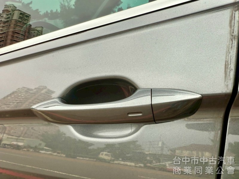 ikey  摸門  acc定速跟車  車道維持  360環景系統    電動椅  後做出風口  電尾門 