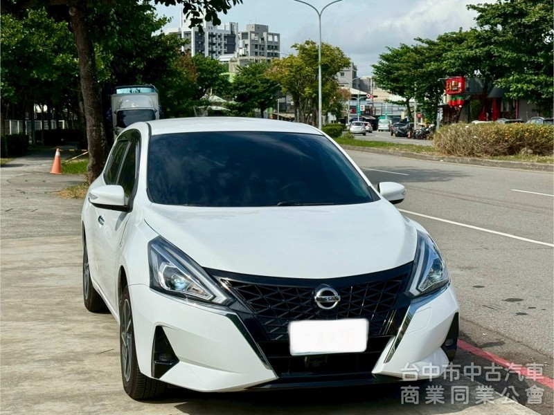 I-TIIDA 1.6 五門掀背 配備 ikey  摸門  定速   盲點偵測  影音系統