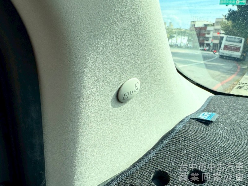 I-TIIDA 1.6 五門掀背 配備 ikey  摸門  定速   盲點偵測  影音系統