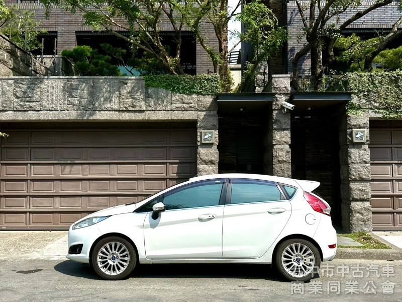 2014．Ford．Fiesta．白色．第三方認證