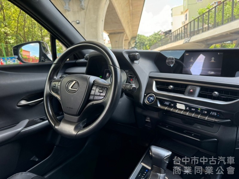 2021．Lexus．UX250h．鈦色