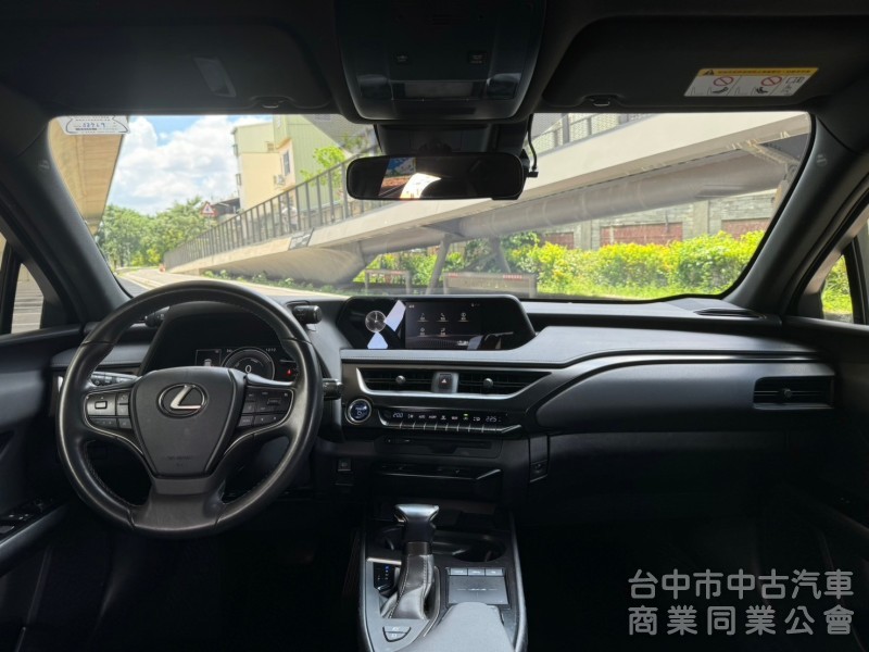 2021．Lexus．UX250h．鈦色