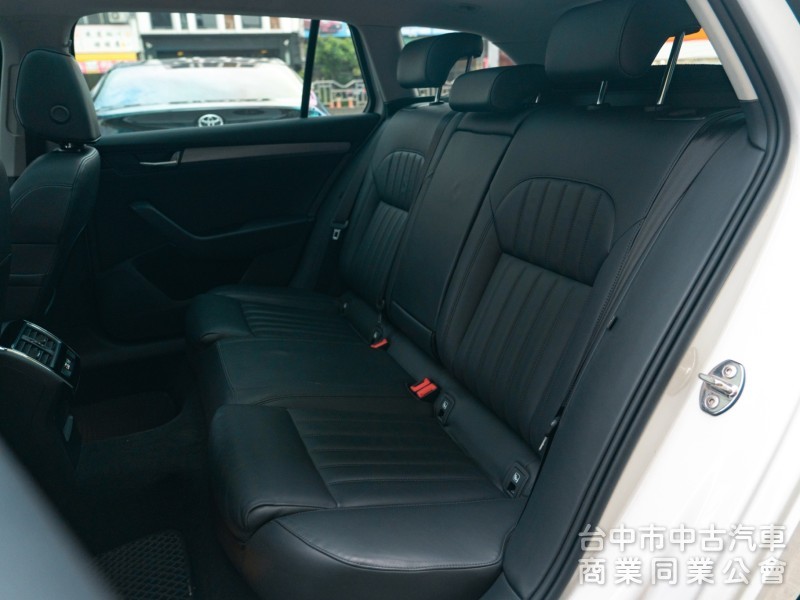 Superb Combi 全景天窗 HID氙氣頭燈 MIB多媒體資訊娛樂系統 可全額貸款