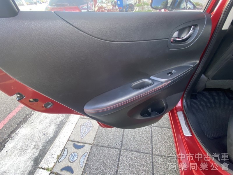 2014年 Nissan Tiida 5D Turbo 1.6 原鈑件 恆溫 I-key 導航 社會新鮮人優質的代步首選