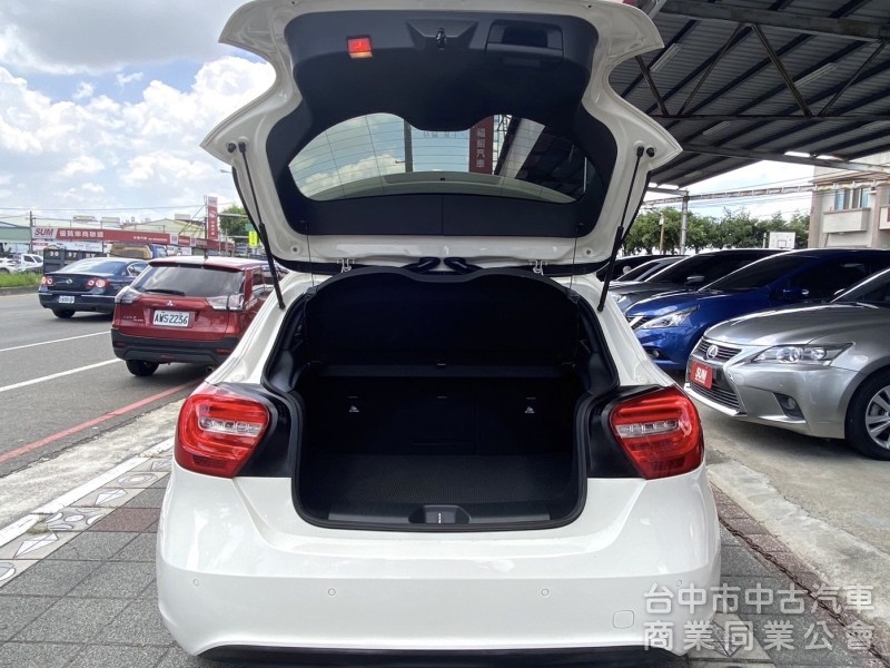 2015年式 M-Benz  A180 1.6  小鋼砲 一手女用車 渦輪引擎 電動座椅 恆溫 入手歐系五門小車最佳首選