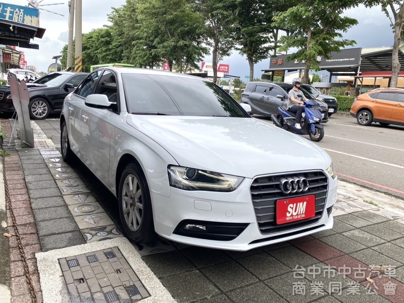 2015年式 AUDI  A4  25 TFSI  Urban 原鈑件 恆溫 電動座椅 HID頭燈 紳士的品味 稀有釋出