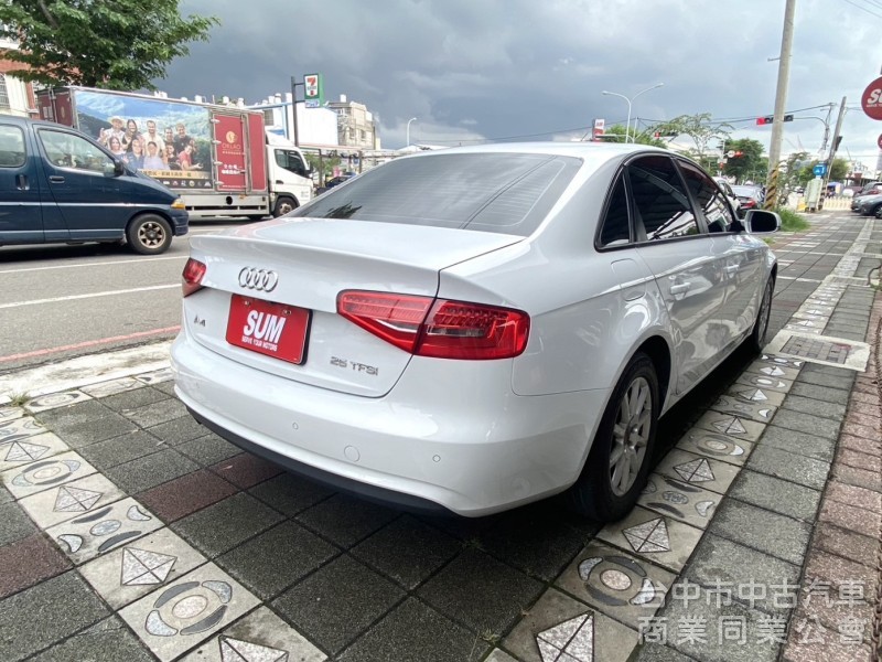 2015年式 AUDI  A4  25 TFSI  Urban 原鈑件 恆溫 電動座椅 HID頭燈 紳士的品味 稀有釋出