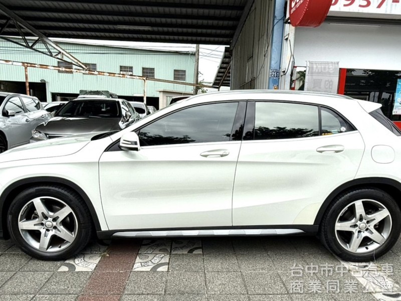 2015年式 M-BENZ 總代理 AMG GLA200 1.6 車況優 僅跑2萬公里 雙電動椅 電尾門 賓士跨界小休旅