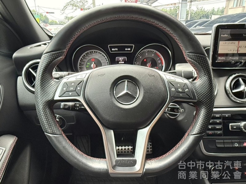 2015年式 M-BENZ 總代理 AMG GLA200 1.6 車況優 僅跑2萬公里 雙電動椅 電尾門 賓士跨界小休旅