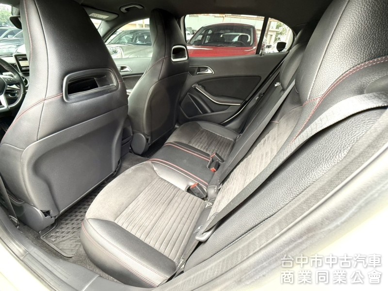 2015年式 M-BENZ 總代理 AMG GLA200 1.6 車況優 僅跑2萬公里 雙電動椅 電尾門 賓士跨界小休旅